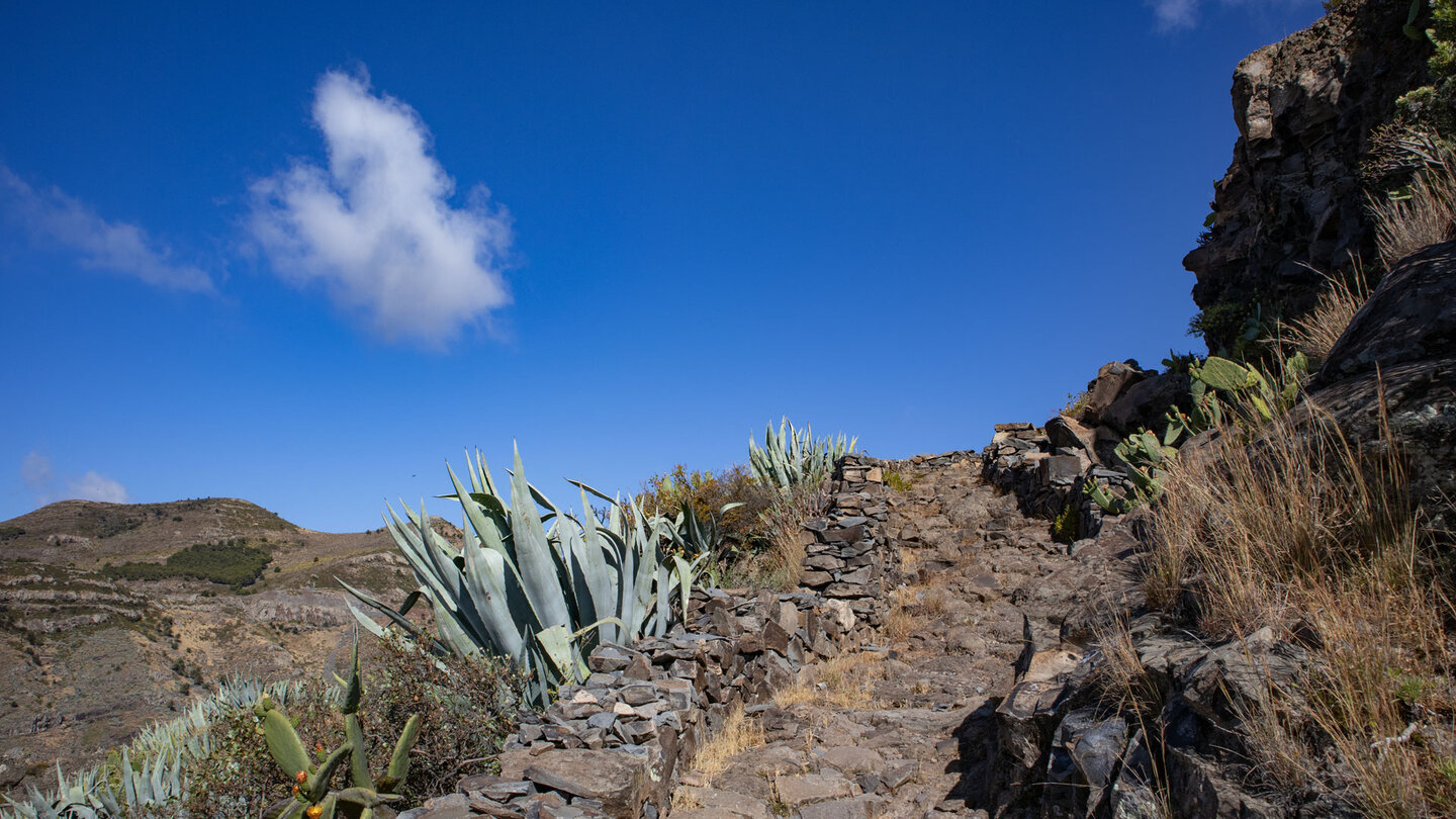 Ausblick entlang des gepflasterten Wanderwegs zur Playa de Cabrito