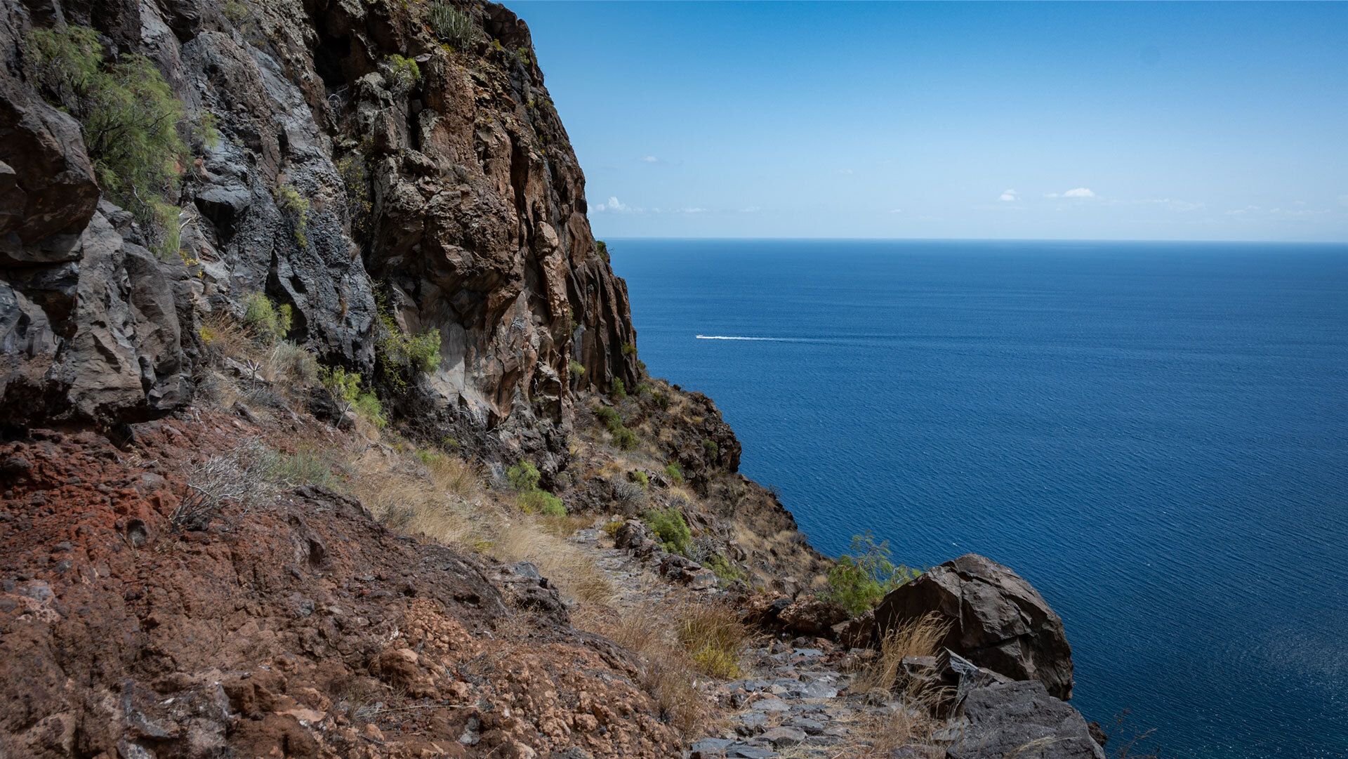 Der steile Abstieg in den Barranco de Rajita auf La Gomera führt über einen anspruchsvollen Wanderweg tief in die Schlucht.