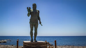 Statue des Hautacuperche am Strand von La Puntilla
