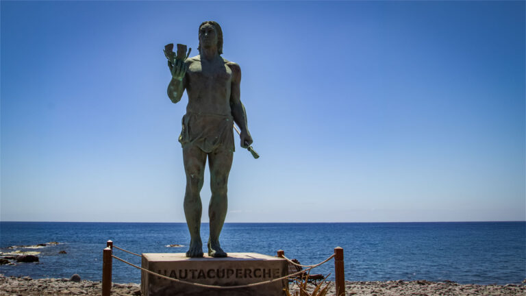 Statue des Hautacuperche am Strand von La Puntilla