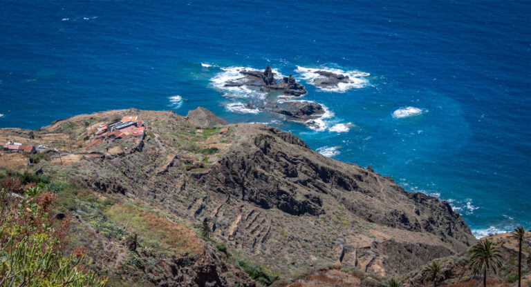 Blick auf die Siedlung Guillama mit den Roques de la Baja de los Roques, die aus dem tiefblauen Atlantik ragen.