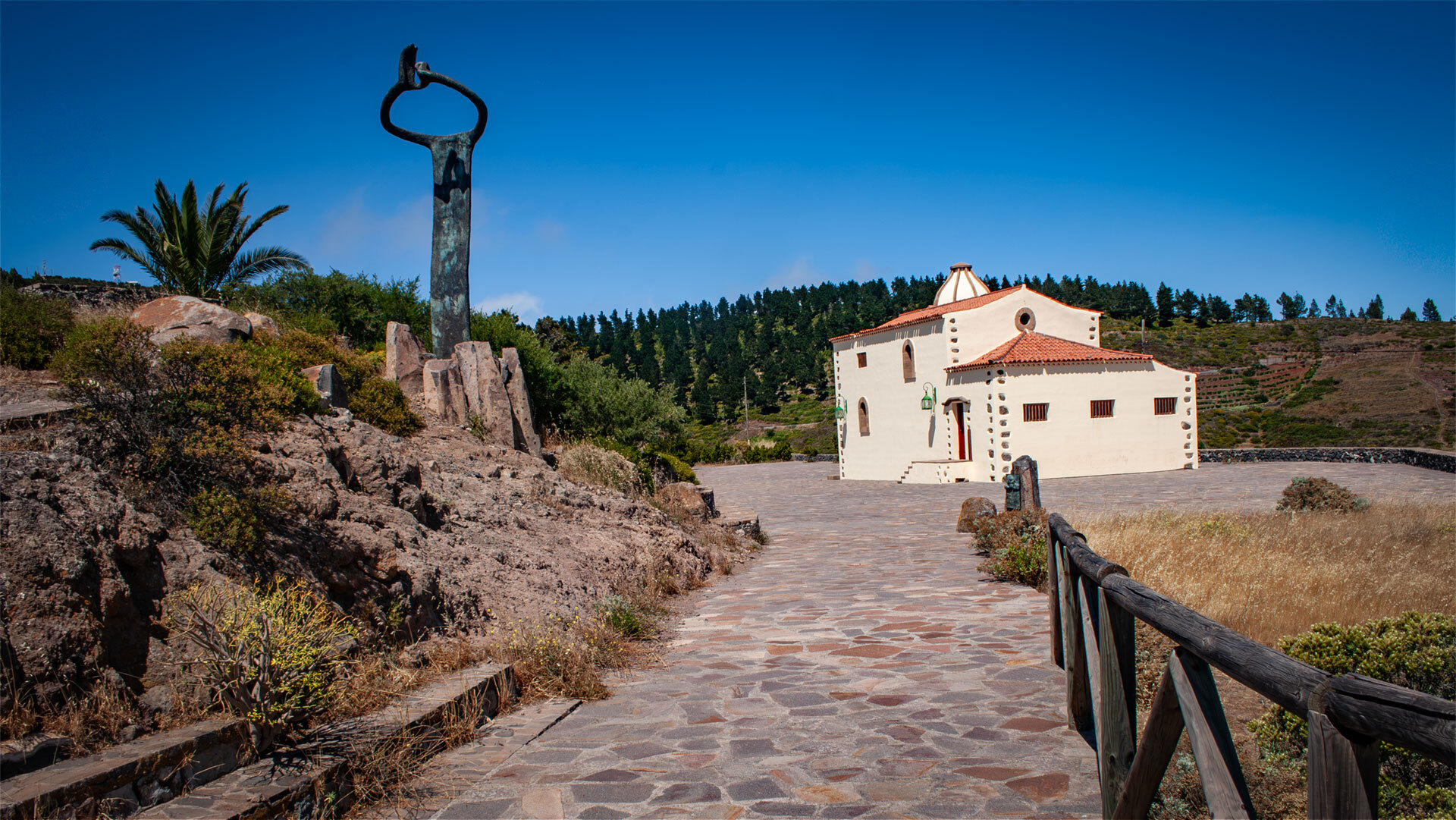 die Iglesia de San Francisco und das Monumento al Silbo Gomero am Mirador de Igualero auf La Gomera