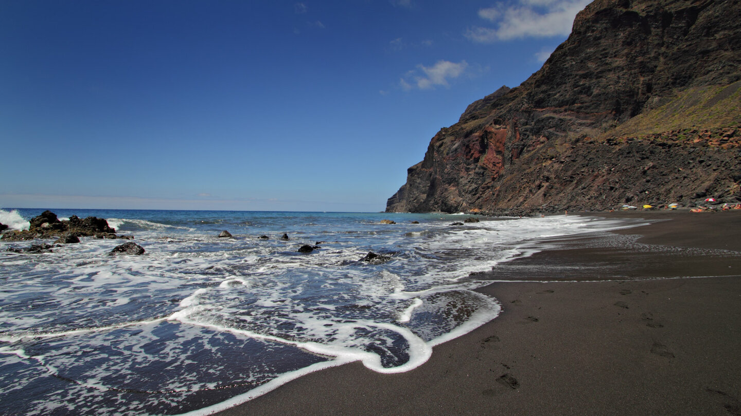 eine imposante Steilwand begrenzt den Strand Playa del Inglés auf La Gomera