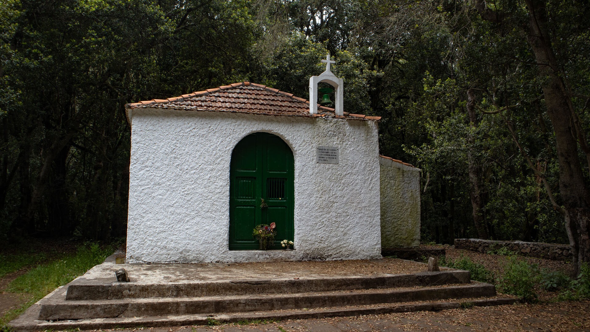 Die kleine weiße Kapelle Ermita de Lourdes im Schatten des Lorbeerwaldes.