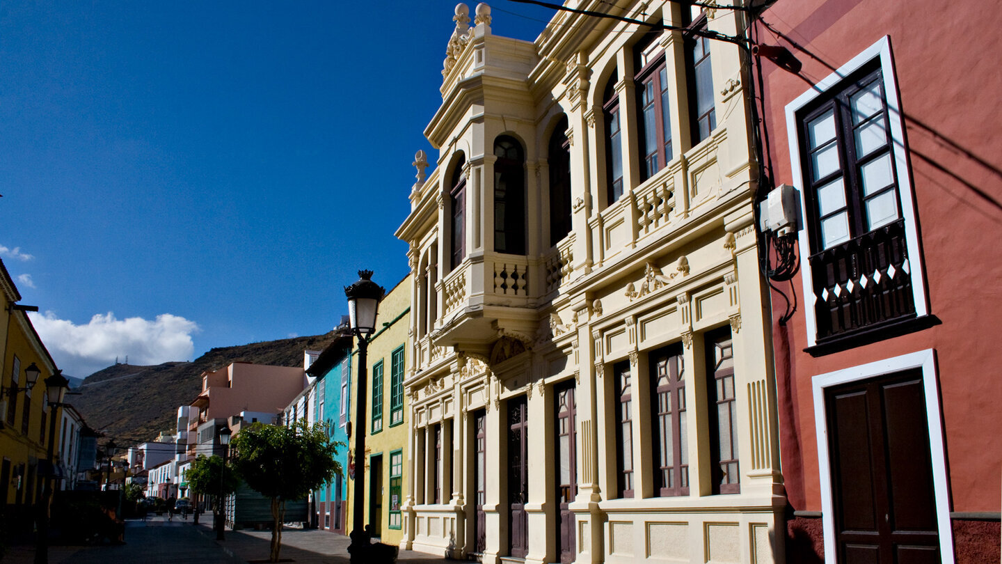 Reich verzierte Fassade im Kolonialstil mit Erker und Balkon in der Altstadt von San Sebastián de La Gomera.