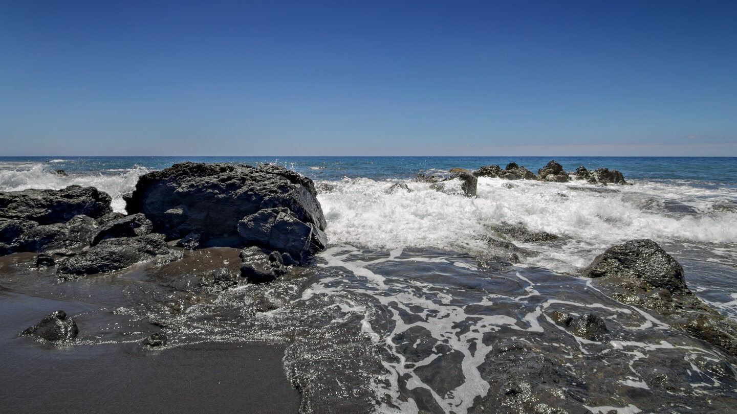 Schwarzer Vulkansand prägt den Playa del Inglés im Valle Gran Rey – ursprünglich und wild.
