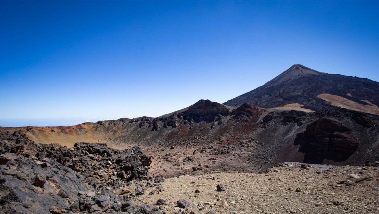 Krater Pico Viejo mit Blick zum Teide (3.715 m), Teneriffa.