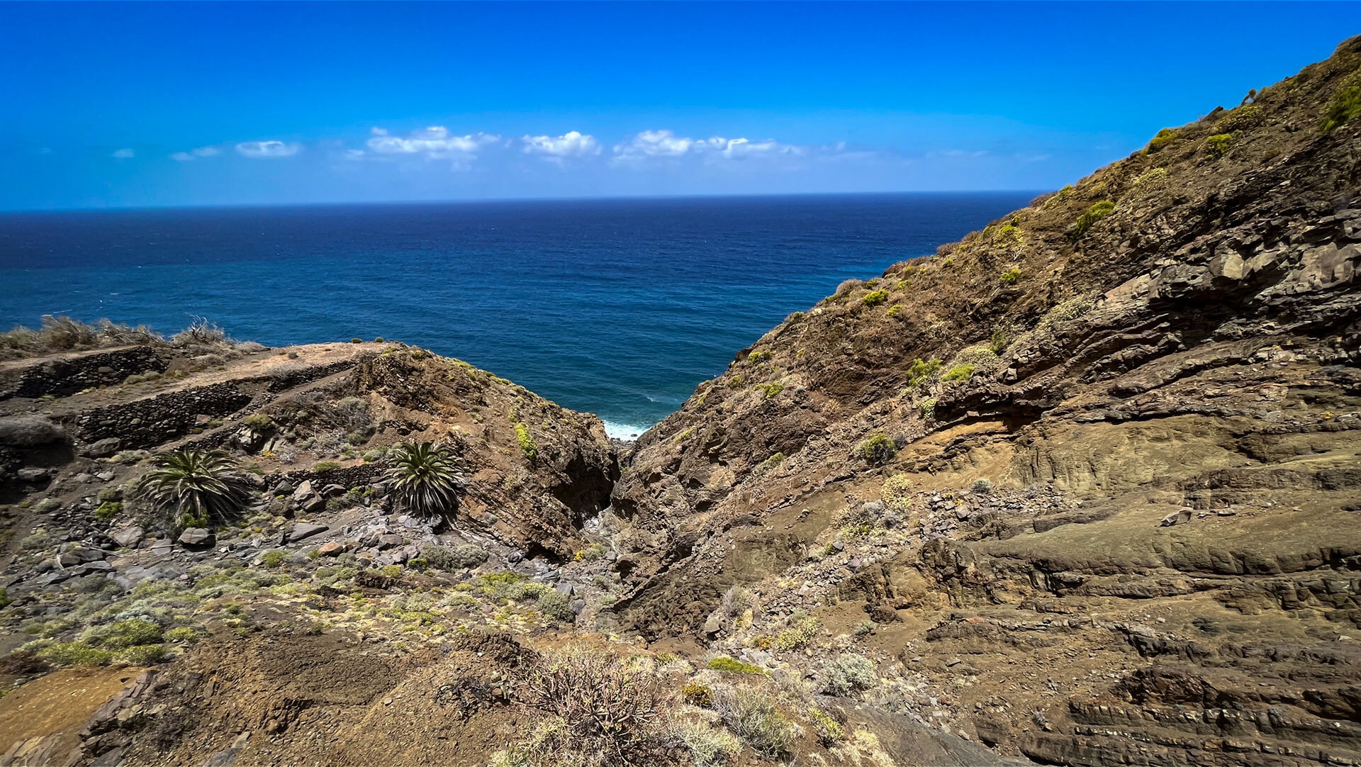 Küstenlandschaft bei Arguamul auf La Gomera, wild und wenig erschlossen.