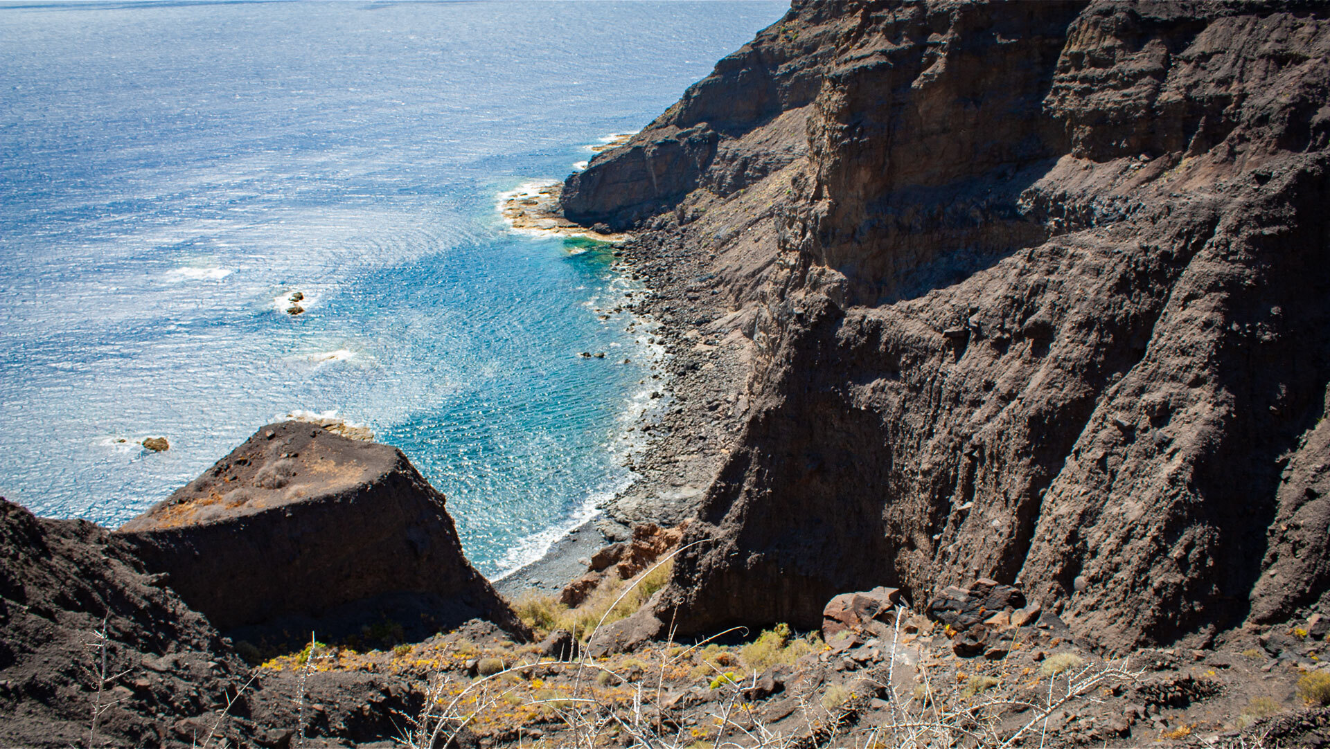 Die zerklüftete Küstenlandschaft bei Taguluche zeigt die Playa de Guariñén