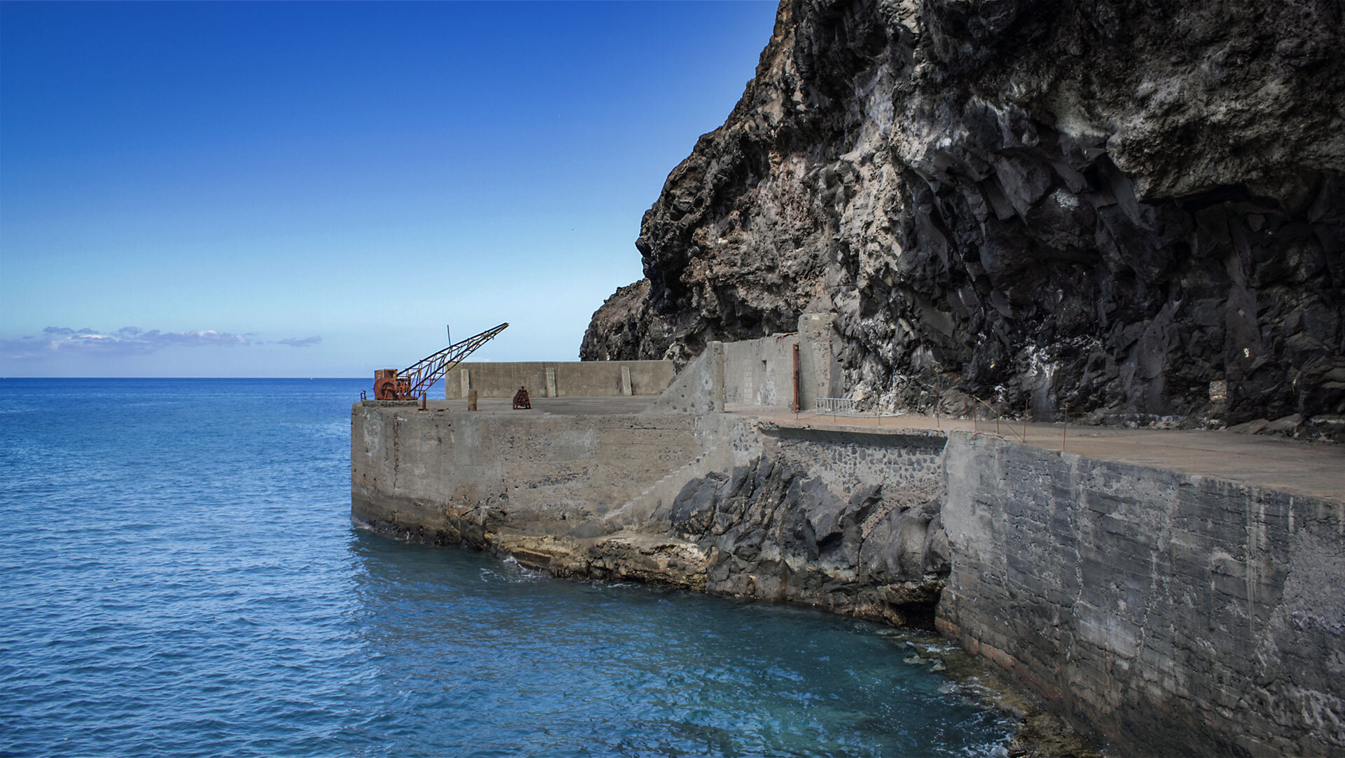 Schiffsanleger der ehemaligen Fischkonservenfabrik an der Playa de la Rajita
