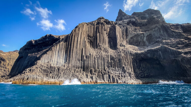 Los Órganos ragen wie eine steinerne Orgel aus Basaltsäulen empor – ein Naturwunder La Gomeras.