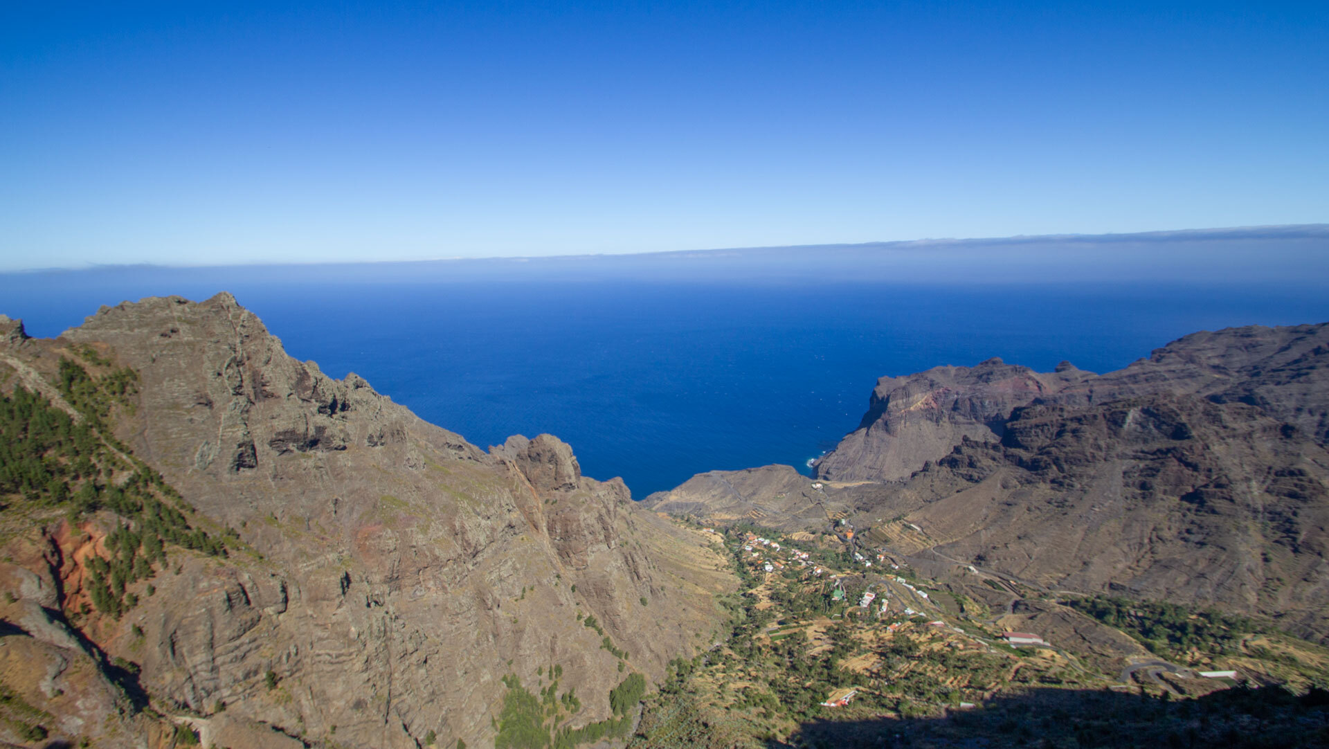 Vom Mirador de El Santo bei Arure öffnet sich ein atemberaubender Blick über die Schluchten La Gomeras.