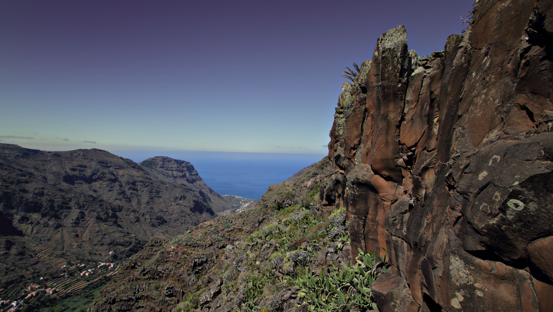 Vom Mirador El Palmarejo öffnet sich ein weiter Blick über das Valle Gran Rey La Gomeras.