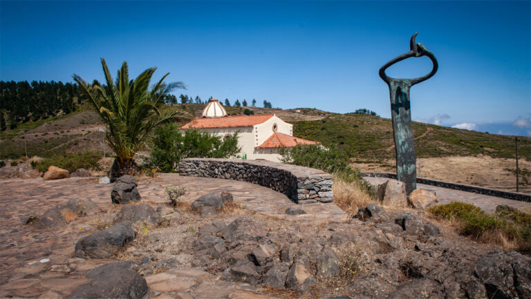Am Mirador Igualero wacht eine kunstvolle Bronzefigur neben der kleinen Dorfkirche über die weite Hochebene.