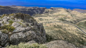 Das Panorama von der Fortaleza de Chipude zeigt die charakteristische Kulturlandschaft La Gomeras.