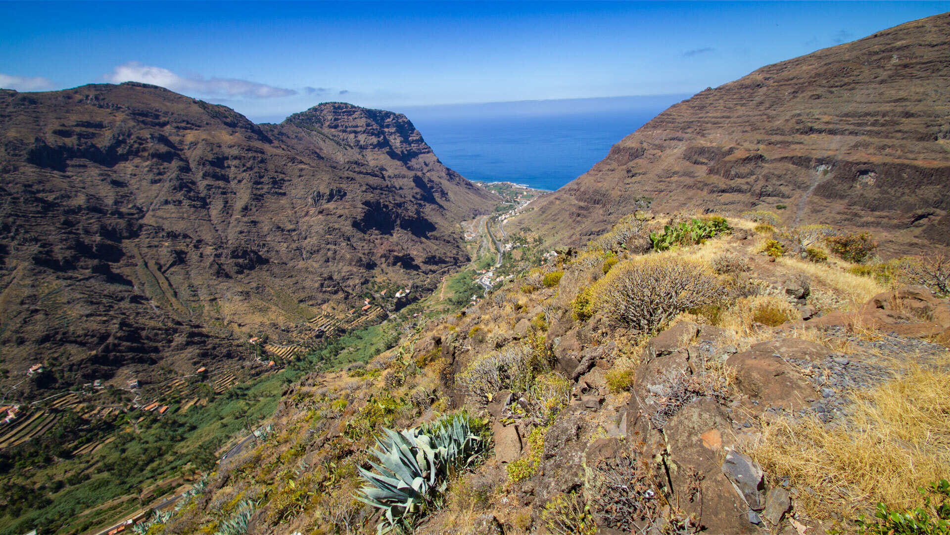 Terrassenförmig fällt das Valle Gran Rey zum Meer hin ab – ein Panorama, das La Gomera auf einen Blick erzählt.