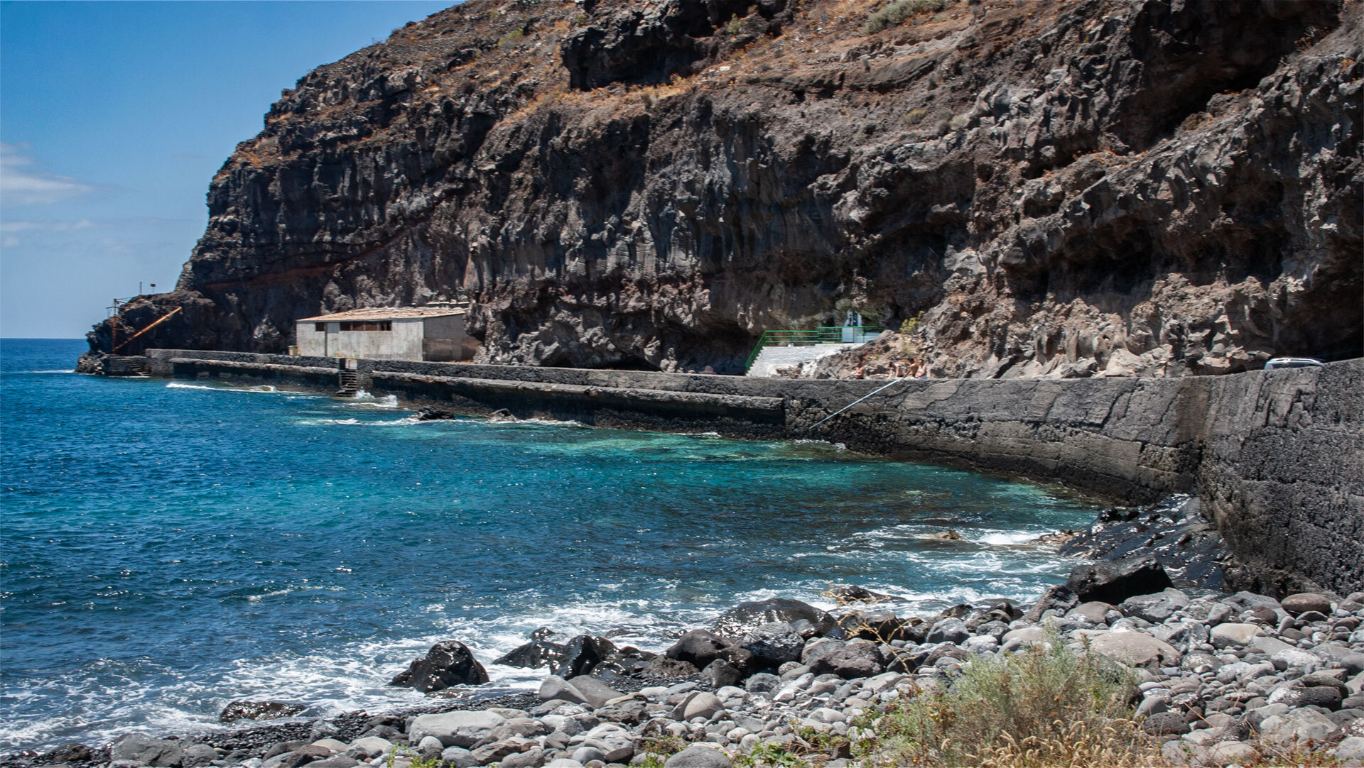 Fischerkai am Strand der Playa de Tapahuga auf La Gomera