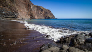 Blick entlang des schwarzen Sandstrands der Playa de Argaga auf La Gomera