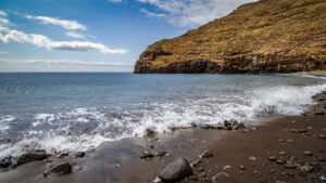 schwarzer Sandstrand der Playa de Ávalo auf La Gomera