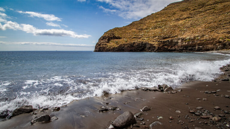 schwarzer Sandstrand der Playa de Ávalo auf La Gomera