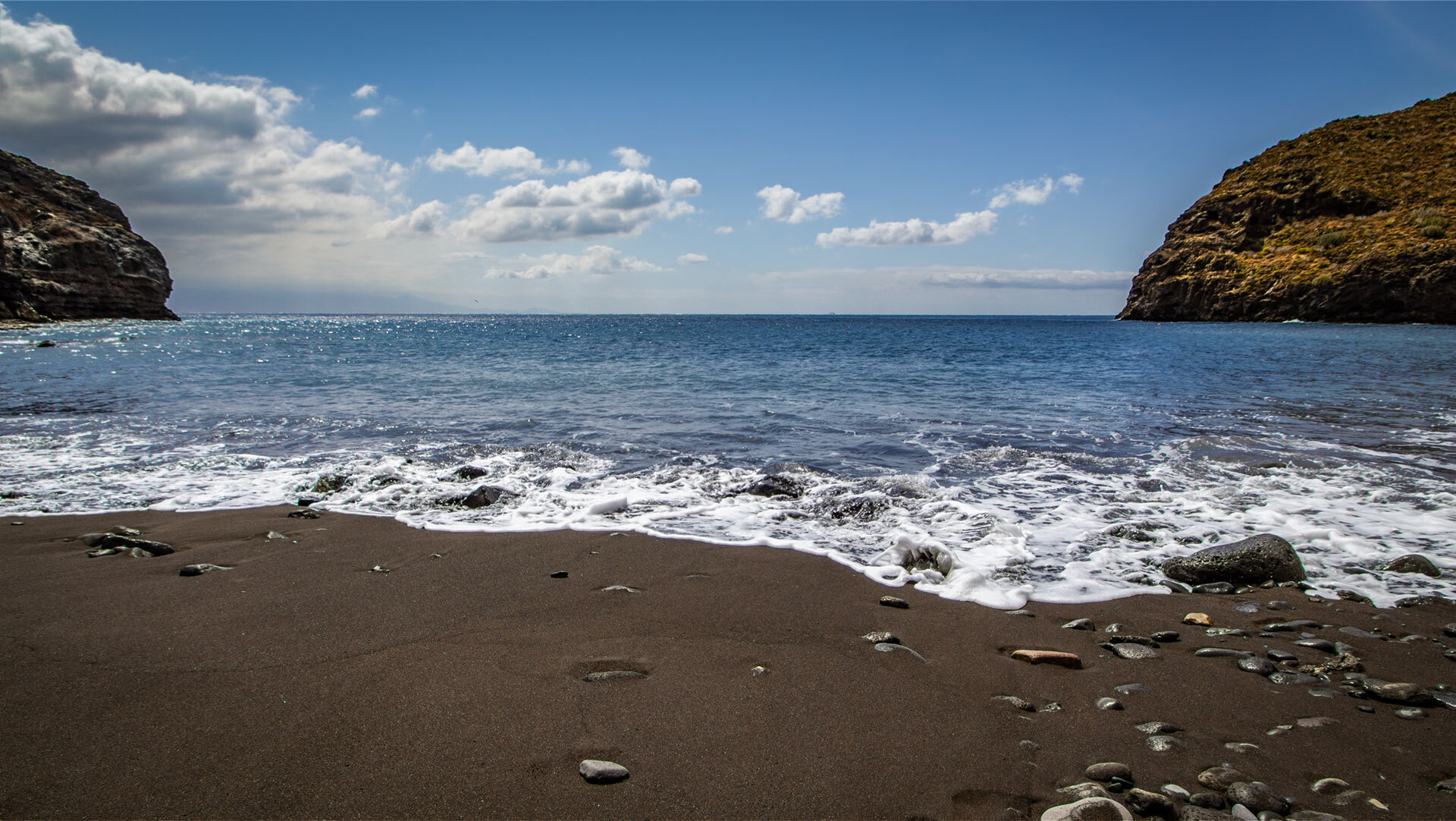 die Playa de Ávalo ist von Basaltfelsen gerahmt