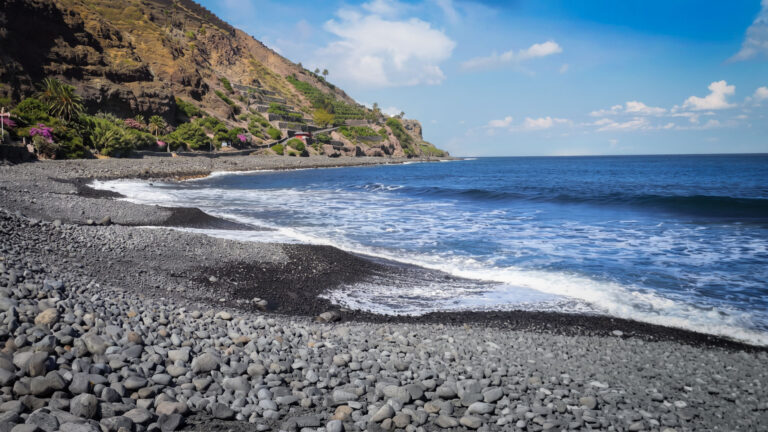 der Kiesstrand an der Playa de Hermigua auf La Gomera