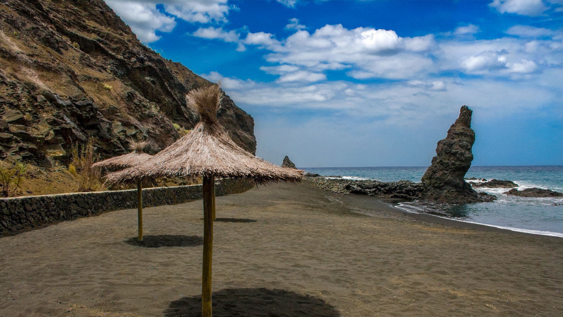 Sonnenschirme an der Playa de la Caleta auf La Gomera