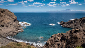 Blick von der Playa de San Marcos bei Agulo auf Teneriffa mit dem Teide