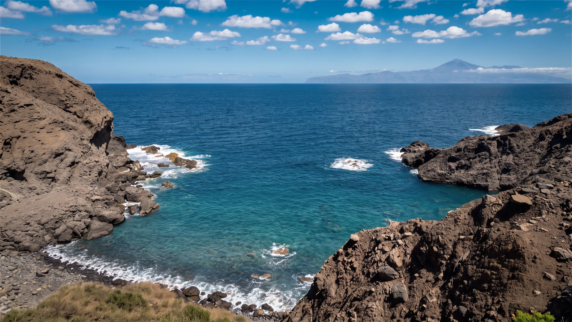 Blick von der Playa de San Marcos bei Agulo auf Teneriffa mit dem Teide