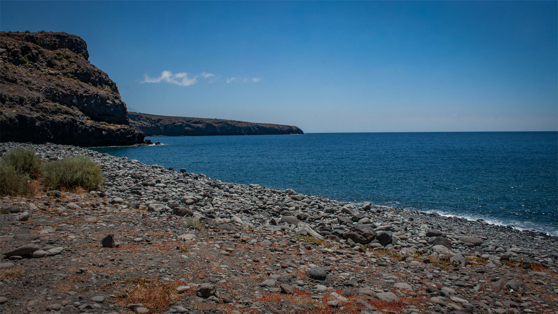 der ruhige Kiesstrand an der Playa de Tapahuga auf La Gomera