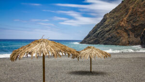 Sonnenschirme an der Playa de Vallehermoso auf La Gomera