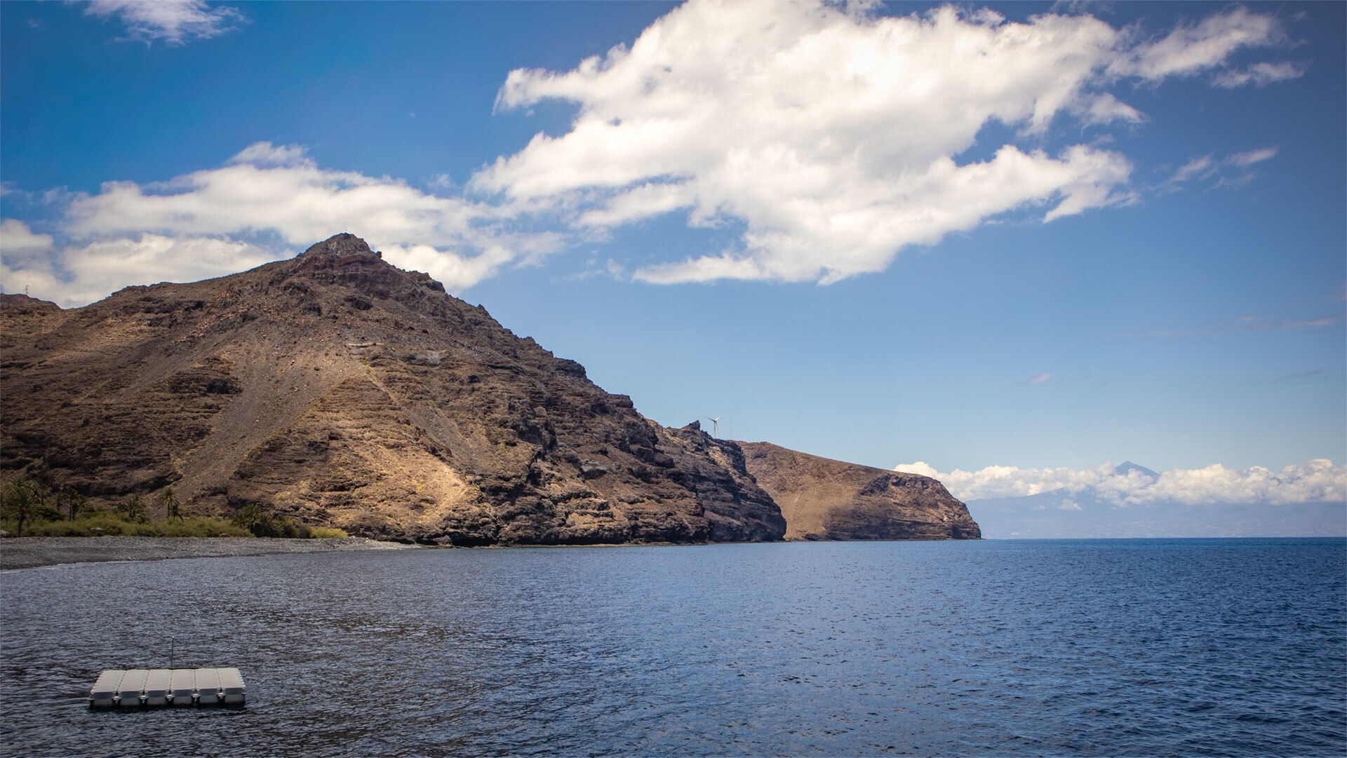 Ausblick über die Bucht El Cabrito entlang der Küste von La Gomera bis zur Nachbarinsel Teneriffa
