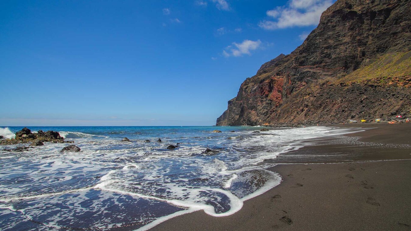 der schwarze Sandstrand Playa del Inglés gilt als einer der schönsten Strände im Valle Gran Rey
