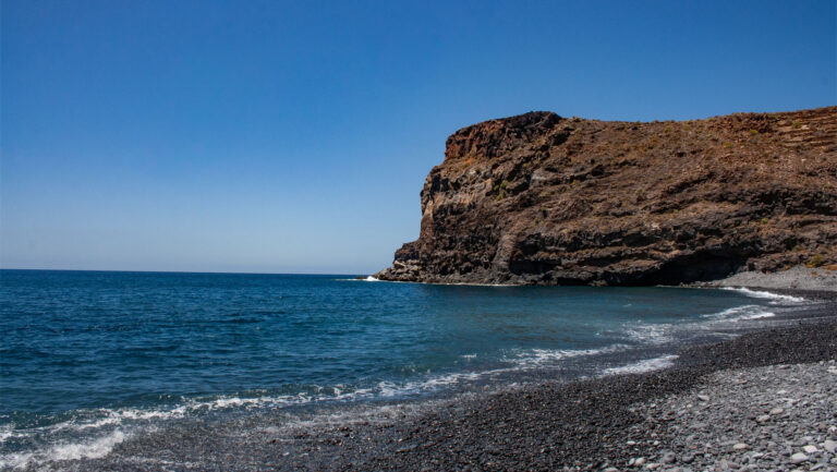 Blick entlang der Playa del Medio auf La Gomera