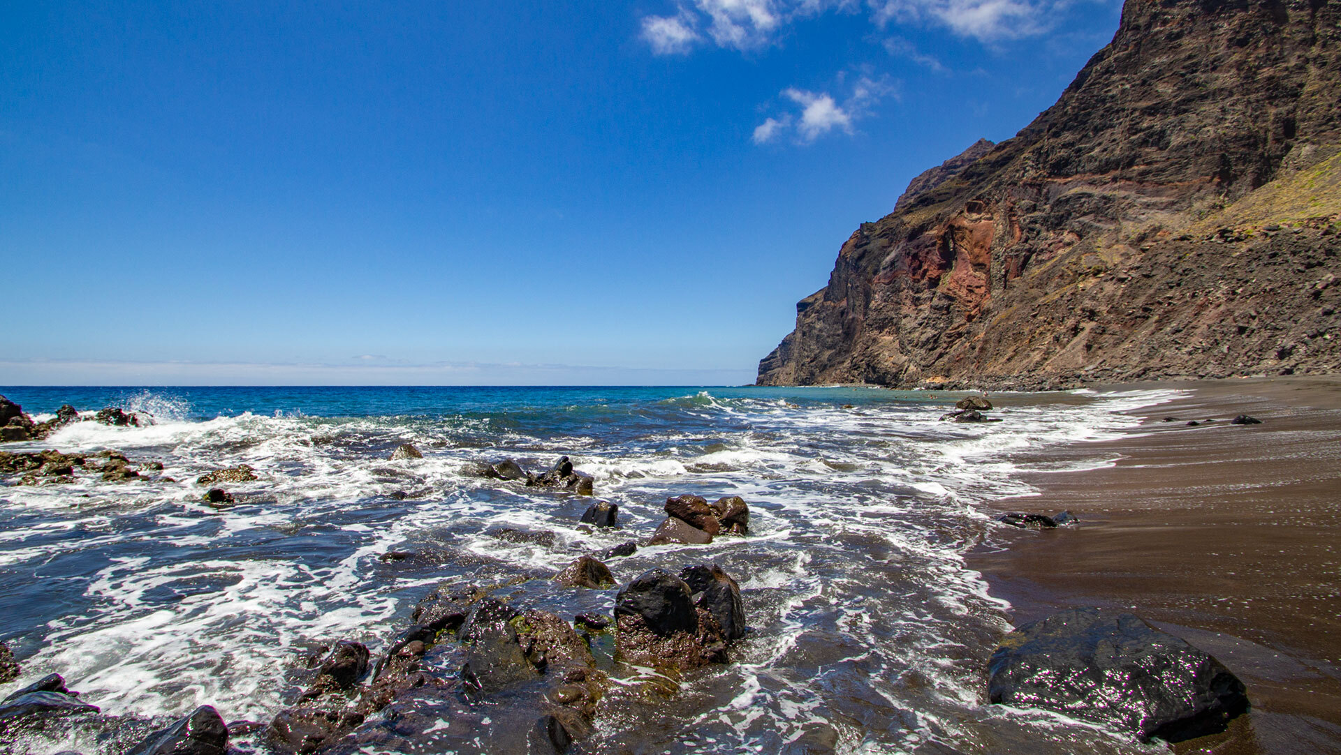 Playa del Inglés im Valle Gran Rey, schwarzer Vulkanstrand unter der Sonne La Gomeras.