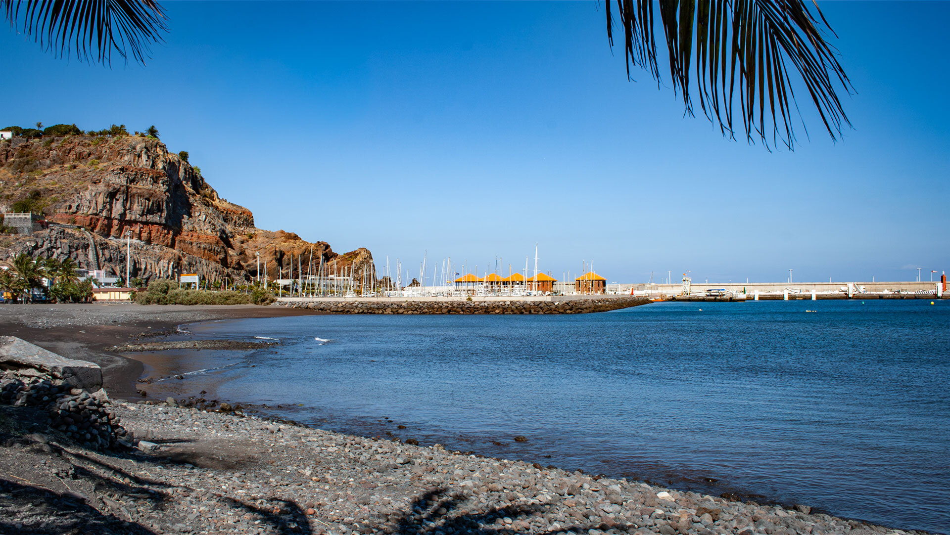 Playa de San Sebastián auf La Gomera mit dem Hafen im Hintergrund