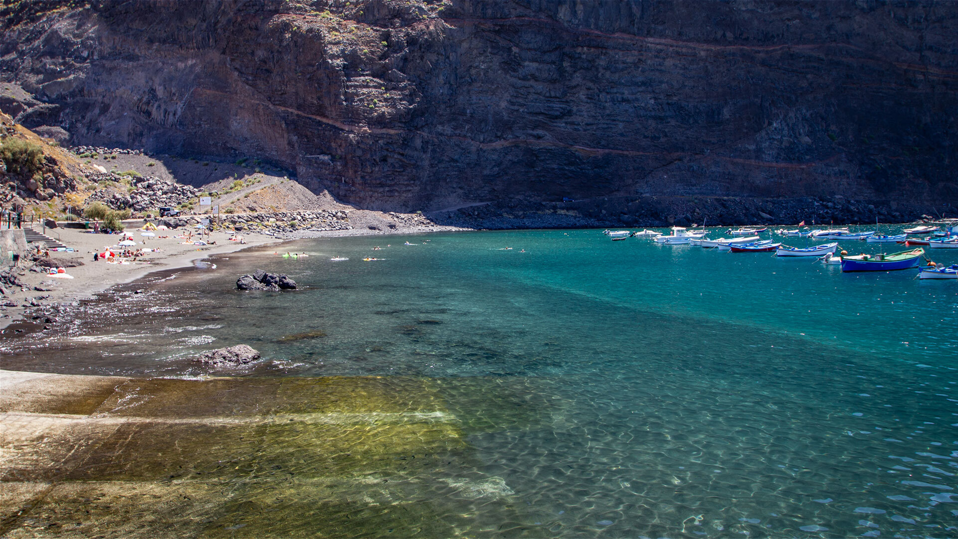 Playa de Vueltas, La Gomera: kinderfreundlicher Strand im Schutz der Hafenmole.