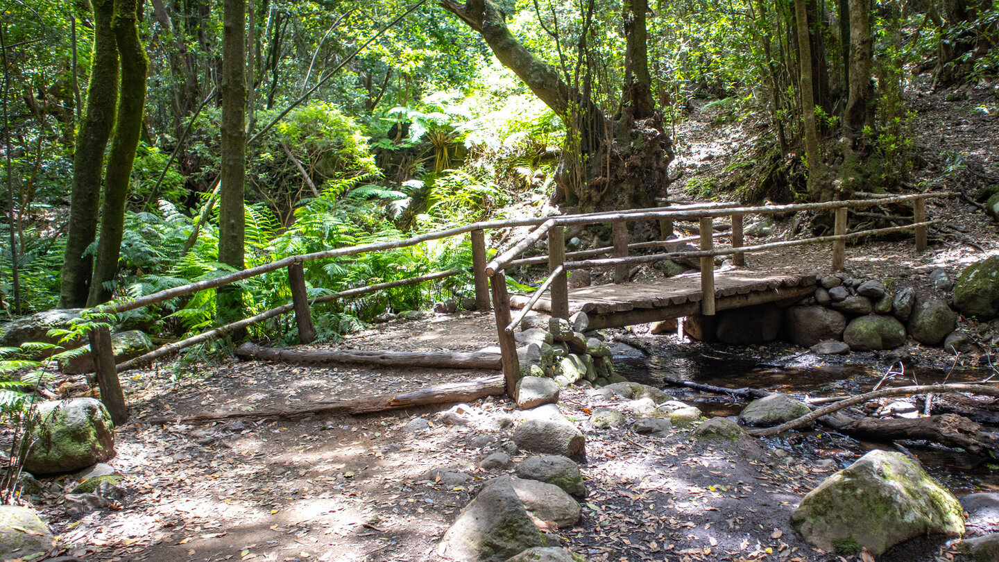 Barranco del Cedro: Querung des Bachs El Cedro über eine Holzbrücke