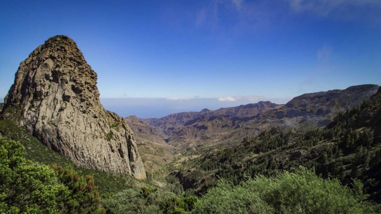 Als Wahrzeichen La Gomeras thront der Roque de Agando über dem Nationalpark Garajonay