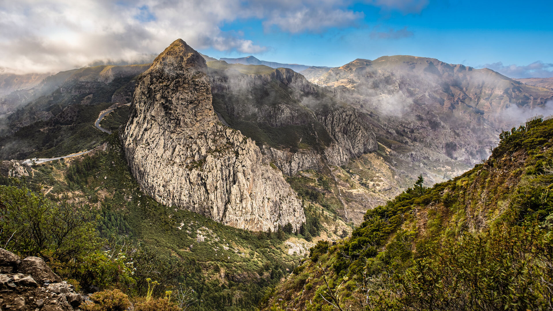 Blick auf den wolkenverhangenen Roque de Agando