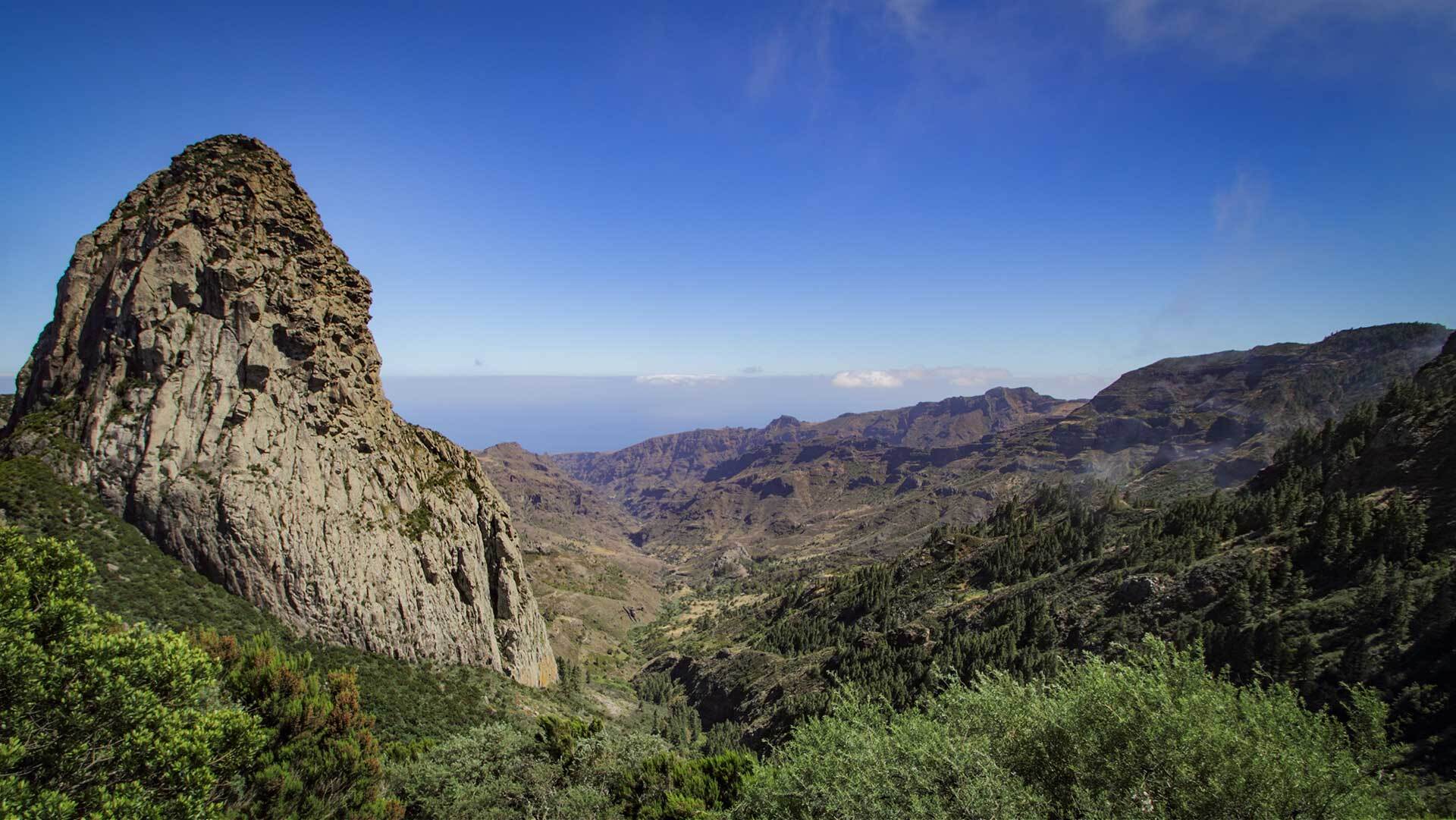 Vom Fernwanderweg GR-131 auf La Gomera bietet sich ein Blick auf den Roque de Agando