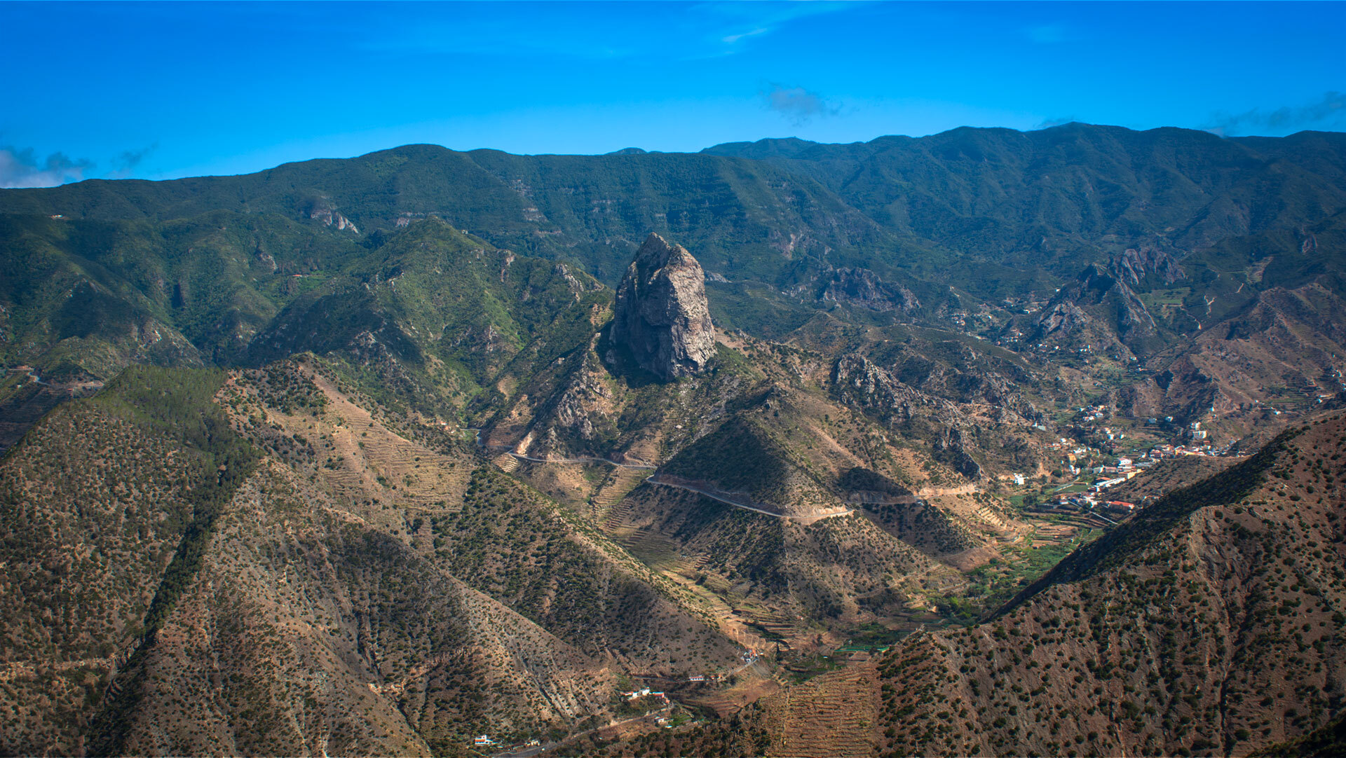 Der Roque Cano thront über dem Tal von Vallehermoso.