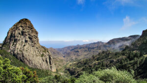 Roque de Agando, markanter Felsturm und Wahrzeichen La Gomeras im Nationalpark Garajonay.