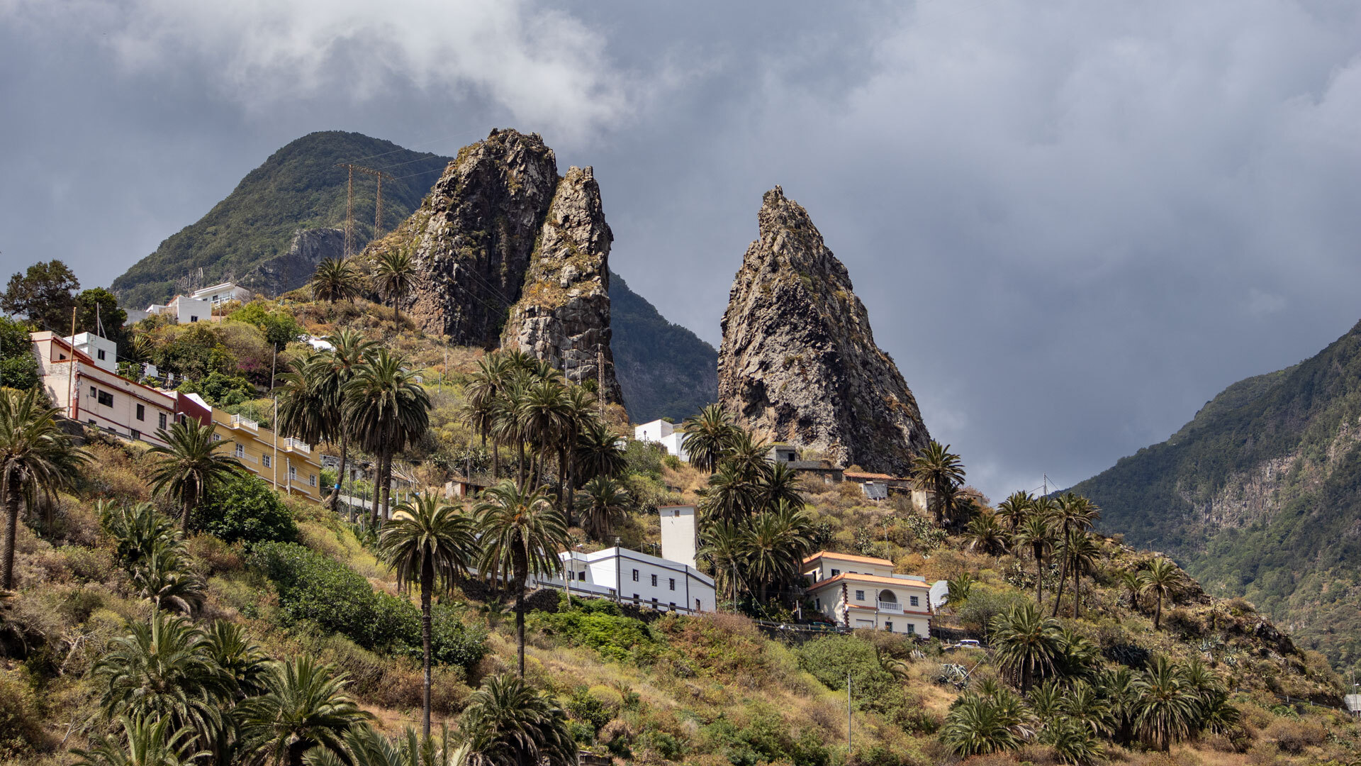 die Felsformationen Roques Pedro y Petra sind ein Wahrzeichen von Hermigua