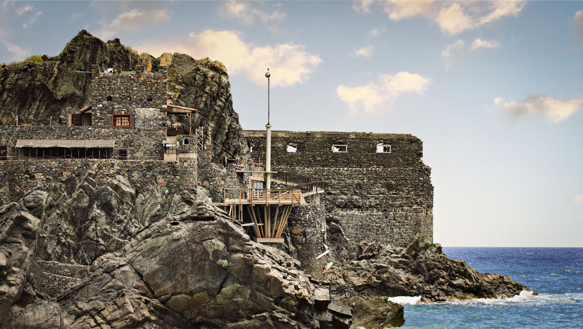 Die Ruine Castillo del Mar thront über schroffen Klippen bei Vallehermoso