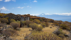 Das verlassene Dorf Seima auf La Gomera mit weitem Blick bis zum Teide.