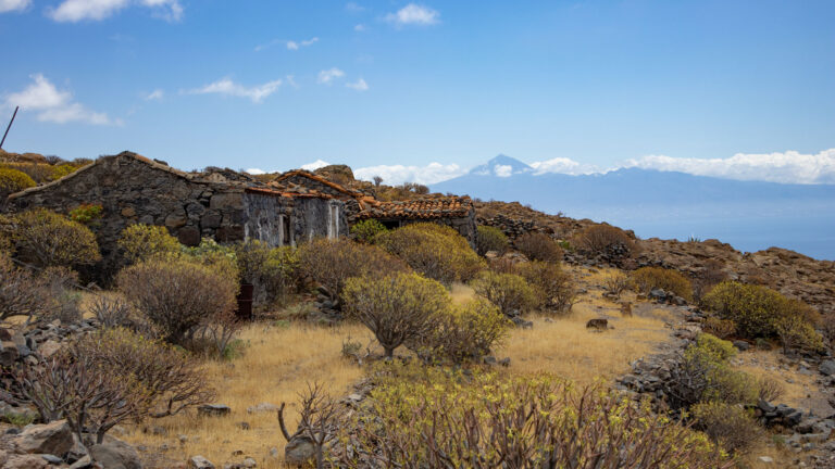 Das verlassene Dorf Seima auf La Gomera mit weitem Blick bis zum Teide.