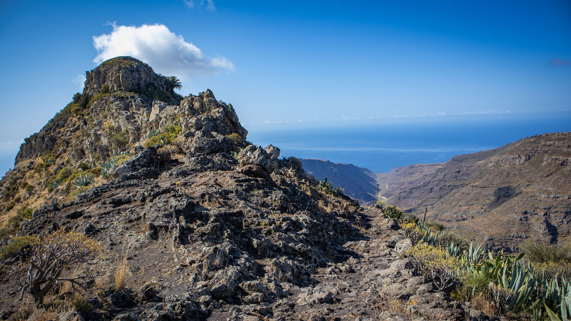 Beginn des Wanderpfads entlang der Ruta 18 mit Blick auf den Atlantik