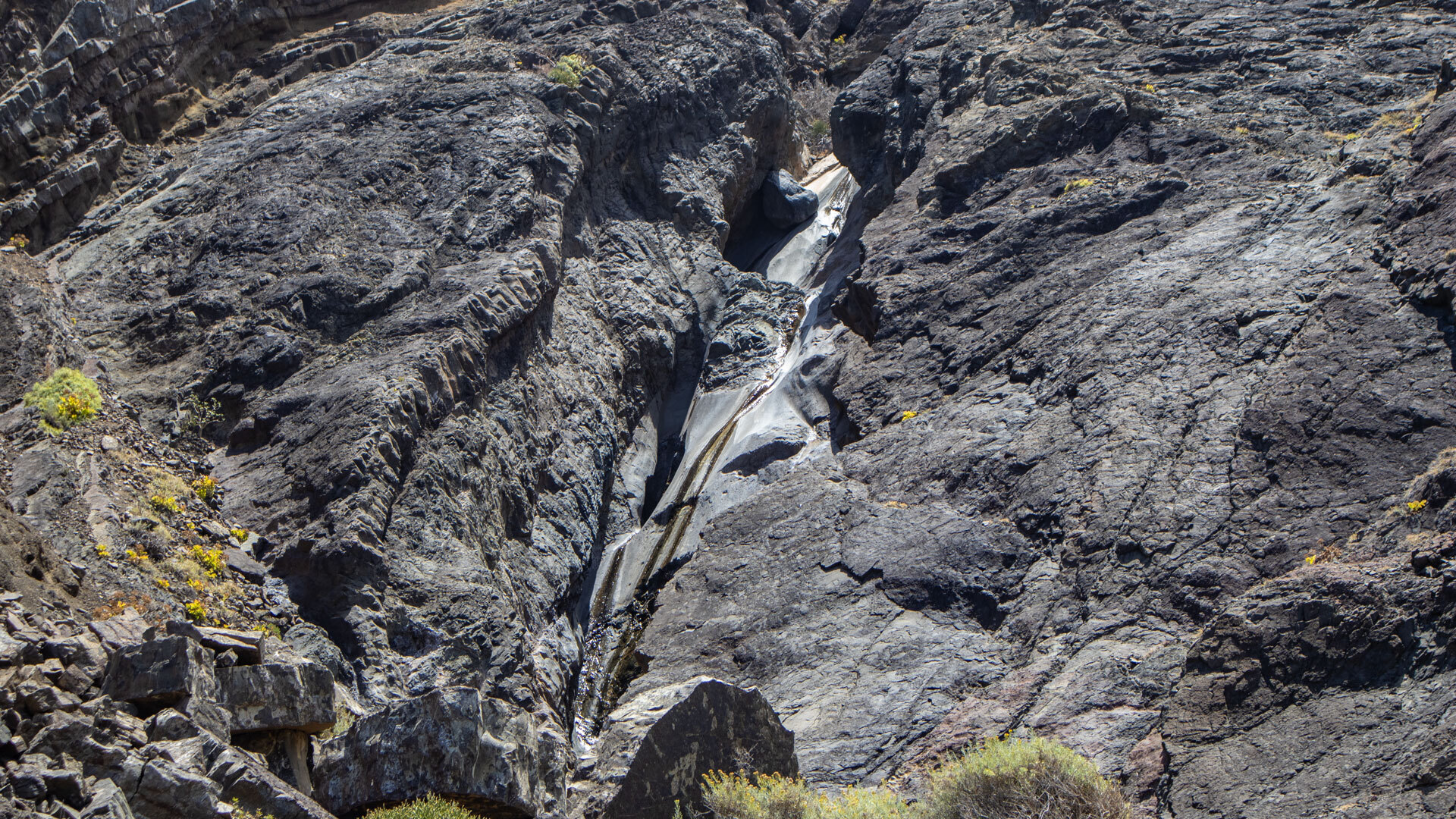 Im Barranco de los Balos auf La Gomera zeigen sich vom Wasser geschliffene Felsen
