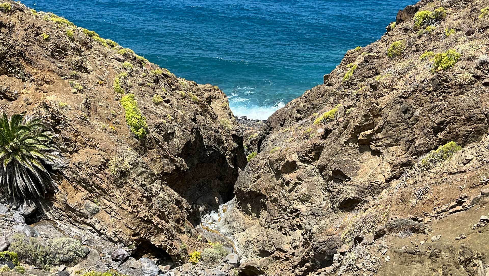 Wanderer erwarten Ausblicke über Schluchten und Täler auf La Gomera